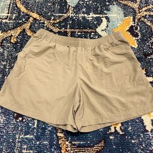 Women Columbia Shorts - Small - Tan - VGUC